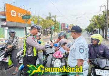 Satlantas Polresta Sumenep Bersama Jasa Raharja Beri Apresiasi Pengendara Tertib Lalu Lintas