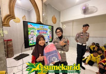 Dapat Tas Bonus Ilmu, Begini Keseruan Polisi Sahabat Anak di MIN 2 Sumenep
