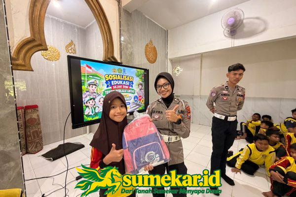 Dapat Tas Bonus Ilmu, Begini Keseruan Polisi Sahabat Anak di MIN 2 Sumenep