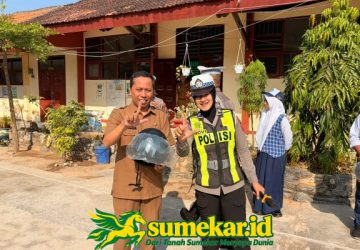 Satlantas Sumenep Bagi-Bagi Helm di Sekolah, Cara Tak Biasa Tanamkan Disiplin Lalu Lintas