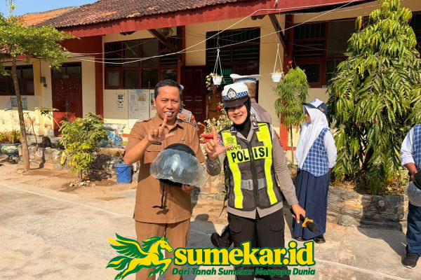 Satlantas Sumenep Bagi-Bagi Helm di Sekolah, Cara Tak Biasa Tanamkan Disiplin Lalu Lintas