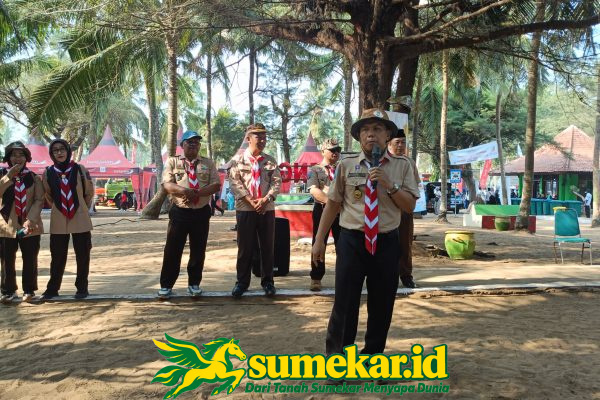 Sambut Kunjungan Gubernur Jatim, 700 Pramuka Bersihkan Pantai Slopeng Meriahkan Hari Jadi ke-81 Jatim