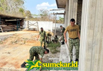 Jumat Bersih, Prajurit Yonif TP 931/KJ dan Warga Kompak Bersihkan Dua Masjid di Sumenep