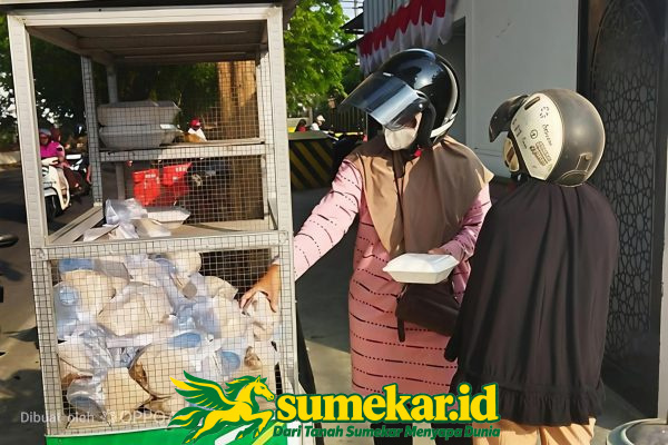 KBS Sumenep Bagikan 145 Bungkus Nasi Bungturat, Hadirkan Kepedulian di Jalanan