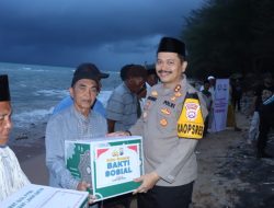 Polri dan TNI Perkuat Sinergi Lewat Bakti Sosial di Pantai Slopeng